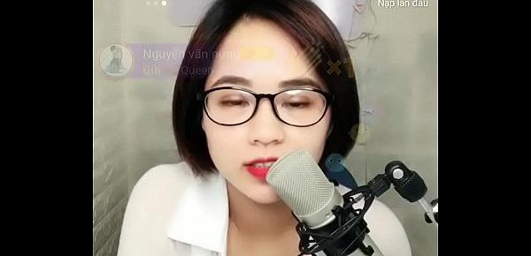  Gái xinh đeo kính tóc ngắn livestream Uplive